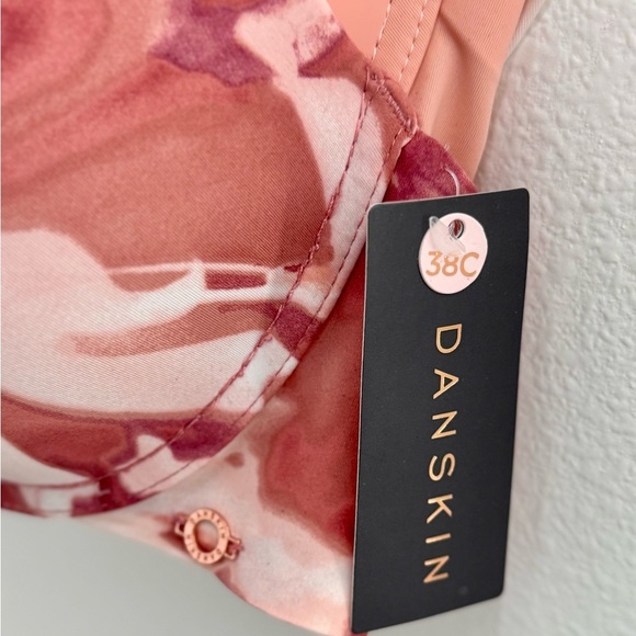 ⭐️NWT - Danskin Women's Marble Pink and White Bra - Picture 4 of 7